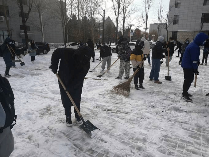 一群人在雪地里走描述已自动生成